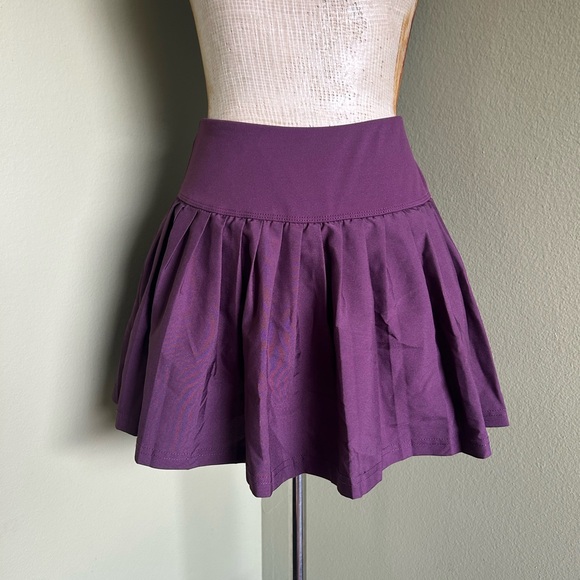 Head Dresses & Skirts - NWOT Head Women's Pleated Athletic Skater Skort in Rich Burgundy Sz S